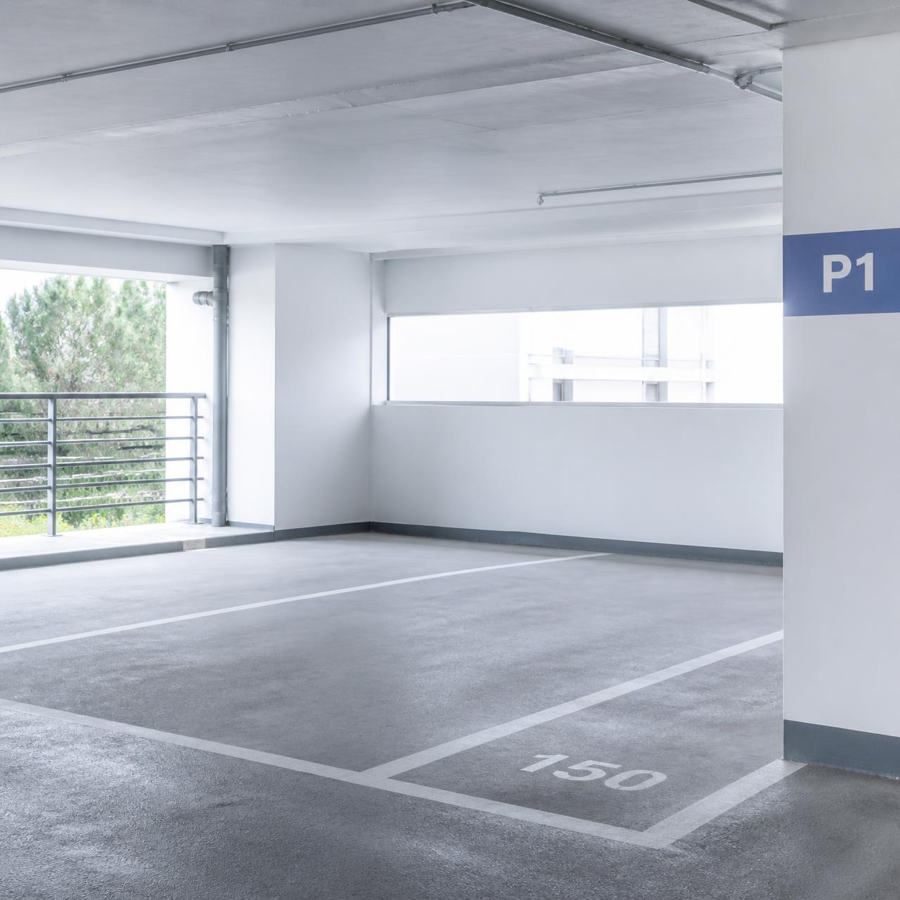 Place de parking moderne éclairée par la lumière du jour